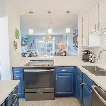 Top Floor With Ocean And Pool Views Located On No-Drive Beach